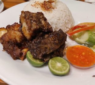 Resto Pilar Kayu Pilihan Menikmati Hidangan Lezat