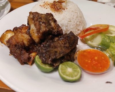 Resto Pilar Kayu Pilihan Menikmati Hidangan Lezat